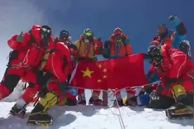 骄傲！成功登顶！珠峰科考登顶队员在珠峰峰顶展示五星红旗视频封面