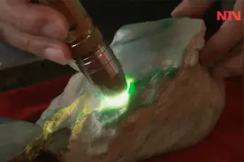 教你招鉴定玉石！把手电筒打在毛料玉石上，光圈大小决定玉石好坏视频封面