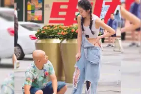 街上看到性感美女裤子太破了，光头大哥要给她补好，闹出大笑话视频封面