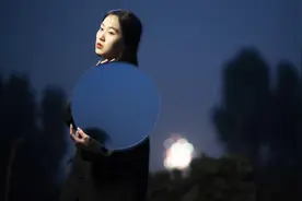 夜晚室外闪光灯实操拍摄，利用镜子做创意，你也可以试试视频封面