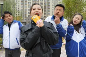 搞笑剧：老师捡到“哈哈笑辣条”，不料吃了一口竟狂笑不止，真逗视频封面