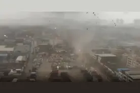 突发！广东佛山突发龙卷风袭击，空中闪现火花视频封面