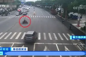 电动自行车闯红灯被撞 交警判双方负事故同等责任视频封面