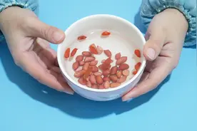 花生米放在水里泡一晚，还能有这个功效，解决了很多人的烦恼