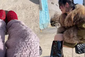 40岁潮妈和19岁土狗女儿！妈妈光腿神器加皮靴，女儿穿搭网友沉默