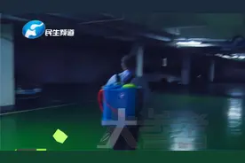 小区出现跳蚤，居民被迫踮起脚尖走路……视频封面