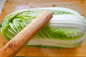 大白菜学会这样做，上桌孩子抢着吃，不用炒不用炖，营养简单解馋