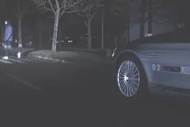 奔驰最先进的大灯技术，夜间为行人投射斑马线，自动降低光束强度视频封面