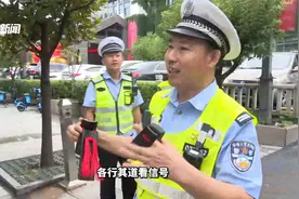 交警打快板呼吁骑车戴头盔，市民连连称好：不讲大道理，容易接受视频封面
