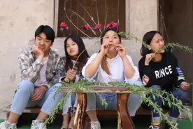 喜剧：村花教小伙伴做乐器，没想还可以吹出各种声音，过程真有趣