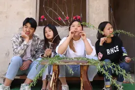 喜剧：村花教小伙伴做乐器，没想还可以吹出各种声音，过程真有趣