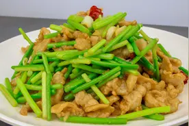 厨师长教你做家常小炒蒜苔肉片，肉片鲜嫩不老，做法真的很简单视频封面