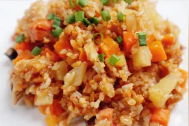 懒人版电饭锅焖饭真美味，米饭软糯饭菜一锅熟，拌在一起吃太香了