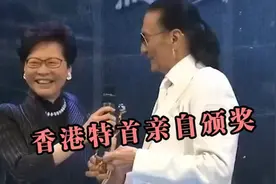 谢贤的地位有多高？香港特首亲自为他颁奖，当面叫洪金宝小胖视频封面