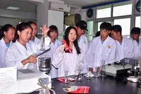 “辣条”有传承！湖南一职校开辣条专业班，59名学生3年毕业视频封面