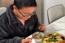 疫情结束解封了，天宇和妈妈去外边骑自行车，回来麻辣粉太好吃了视频封面