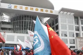 武汉最大规模汉江方舱医院今日休舱！医护人员广场欢庆跳舞视频封面