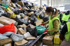 您的快递到这了！探访邮政快递分拣中心，一天两班，日处30万件！