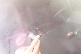 晚上开车前挡风玻璃起雾？老司机手把手教你一招，新手学会不吃亏视频封面