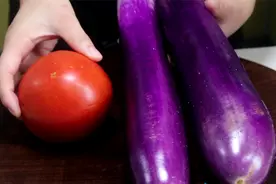 茄子搭配西红柿真是绝配，学会这个做法，好吃不油腻，真解馋视频封面
