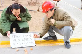 动手题：挪动1个鸡蛋，使横竖两个方向都是5个鸡蛋，成功奖5000元