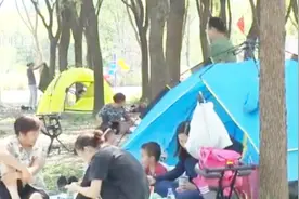 搭建帐篷行为极易伤害景观草坪，上海多座公园禁止在草坪上搭帐篷