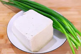 小葱拌豆腐，豆腐到底焯不焯水，焯水后好不好吃，大厨教你好做法