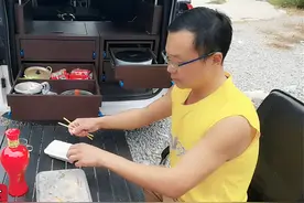 把五菱宏光plus改装成有水有电有空调，露营做饭样样行的旅行车！视频封面