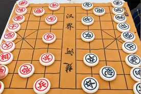 年轻小伙公园大战老大爷，双方残局攻防让人大开眼界，实在是厉害视频封面