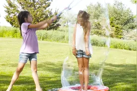 吹大泡泡，买上一瓶甘油一瓶胶水，花不到10块钱，能把人套住