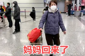 在外打工的妈妈回来了，小兰和爸爸满心欢喜去迎接，一家人团圆了视频封面