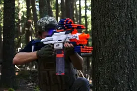 【真人FPS】土豪玩家约战美女玩家，丛林激战男人VS女人吃鸡视频封面