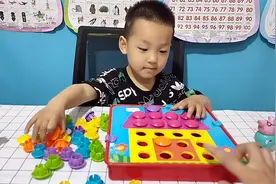 叮叮自己用蘑菇钉拼好了房子！叮叮用蘑菇钉拼拼图房子！