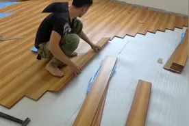 这才是正确的木地板安装方法，小哥当场贴给你看，又快又好