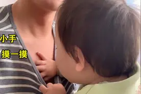 外甥女灵魂拷问舅舅，小手扒衣服查看，网友：女人占便宜不分年龄