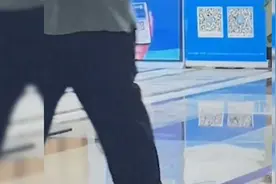 女子在大厅拍到一个宝宝，爬行速度惊人，比大人走路还快视频封面