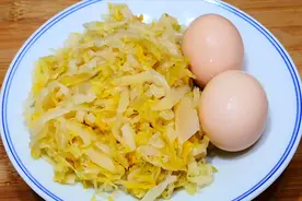 半斤酸菜，2个鸡蛋，你想不到的做法，鲜香下饭，上桌就被扫光视频封面