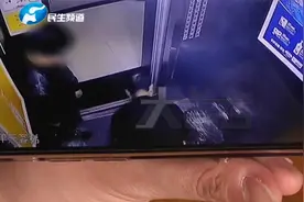 河南郑州：男子拉电瓶进电梯，突然闪火花冒白烟，乘客赶忙撤离！视频封面