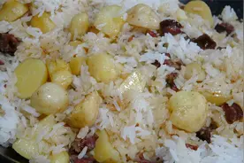 地道农家菜“洋芋香肠箜饭”，两斤鲜土豆两根香肠，小时候的味道视频封面