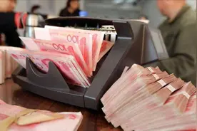 为什么去银行存钱，金额超过5万就会被查？银行离职员工说出内幕视频封面