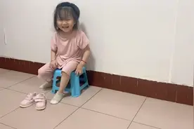 5岁脑瘫女孩自己穿衣服 因动作慢向妈妈道歉 网友：对不起泪目了视频封面