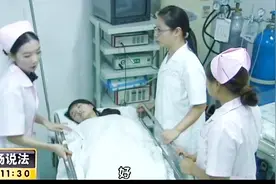 本是去外地培训的小洁，却偷偷在厕所生下孩子，并导致产后大出血视频封面
