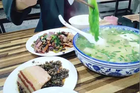 三哥晚高峰去重庆西站接人，只花了几分钟，到饭店点两菜一汤视频封面