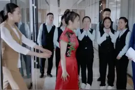 影视：老板当众批评女员工，女员工换上一身旗袍，老板竟看痴了视频封面