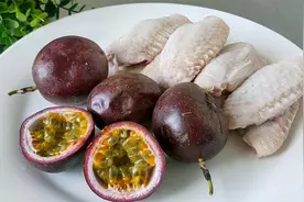 天热鸡翅别炸着吃了，加4个百香果，好吃又下饭，孩子吃完舔手指