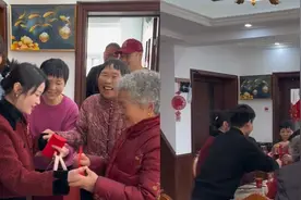 男子带女友回家家人热情迎接，拿红包站门口等候，一个细节太靠谱视频封面