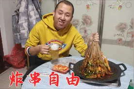 一个人吃夜宵，自制家庭版炸串，浇上秘制酱料，配上啤酒吃得开心视频封面