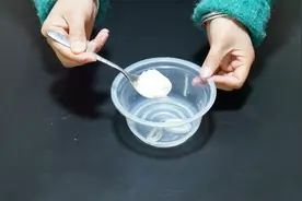 白墙脏了不要用水擦，家政阿姨教你小窍门，黑印笔迹轻松擦干净视频封面