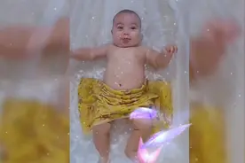 盘点萌娃洗澡的搞笑瞬间视频封面