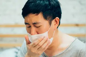 阳了咳嗽，是吃冰糖雪梨还是喝蜂蜜水能缓解？坚持服药更关键！视频封面